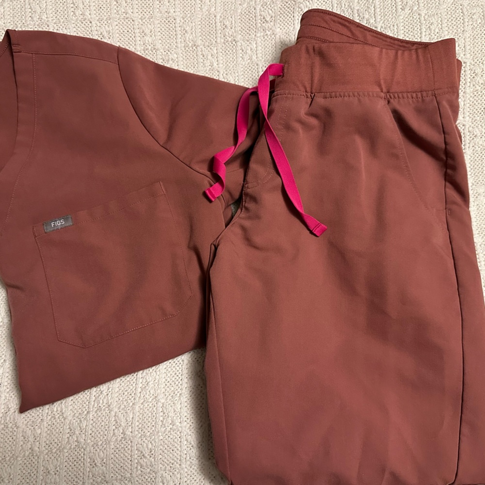 Figs Women's Scrub Set in Rust with Pink Drawstring